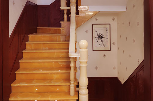 偏关中式别墅室内汉白玉石楼梯的定制安装装饰效果